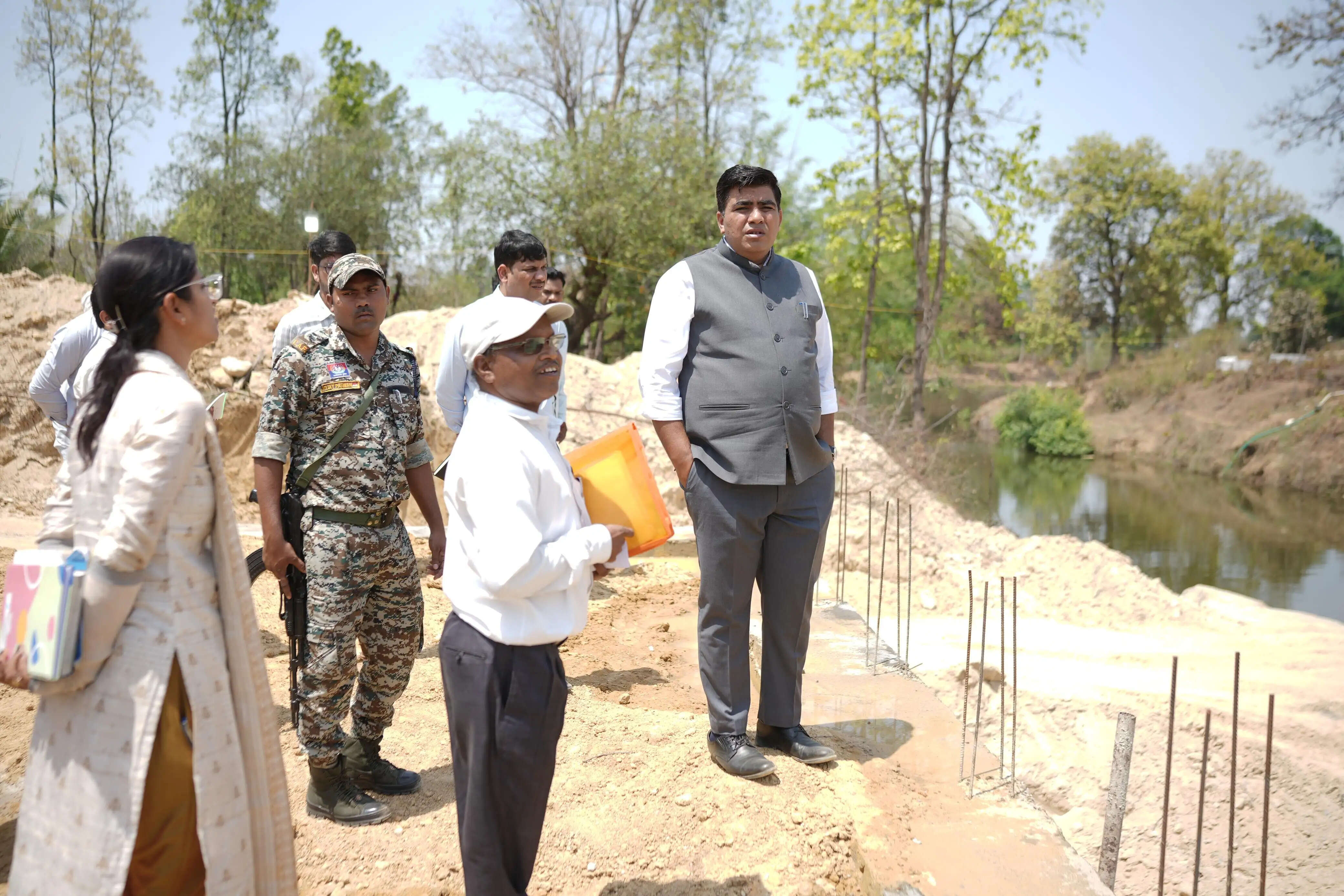 कोरबा : तेंदूभांठा में निर्माणाधीन एनिकट का कलेक्टर ने किया निरीक्षण