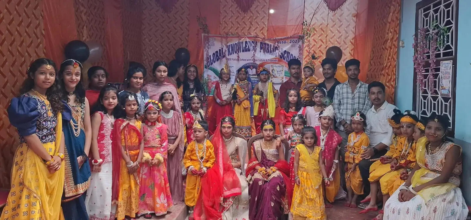 जन्माष्टमी को लेकर बच्चों ने राधा-कृष्ण का मनोरम रूप धारण कर दिया संदेश