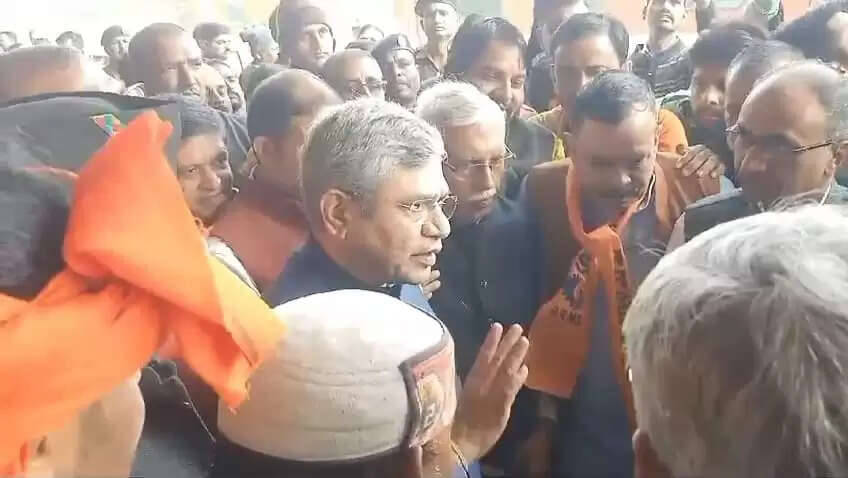 रेलमंत्री अश्विनी वैष्णव पहुंचे बनारस स्टेशन,निरीक्षण के बाद विशेष ट्रेन से प्रयागराज जाएंगे