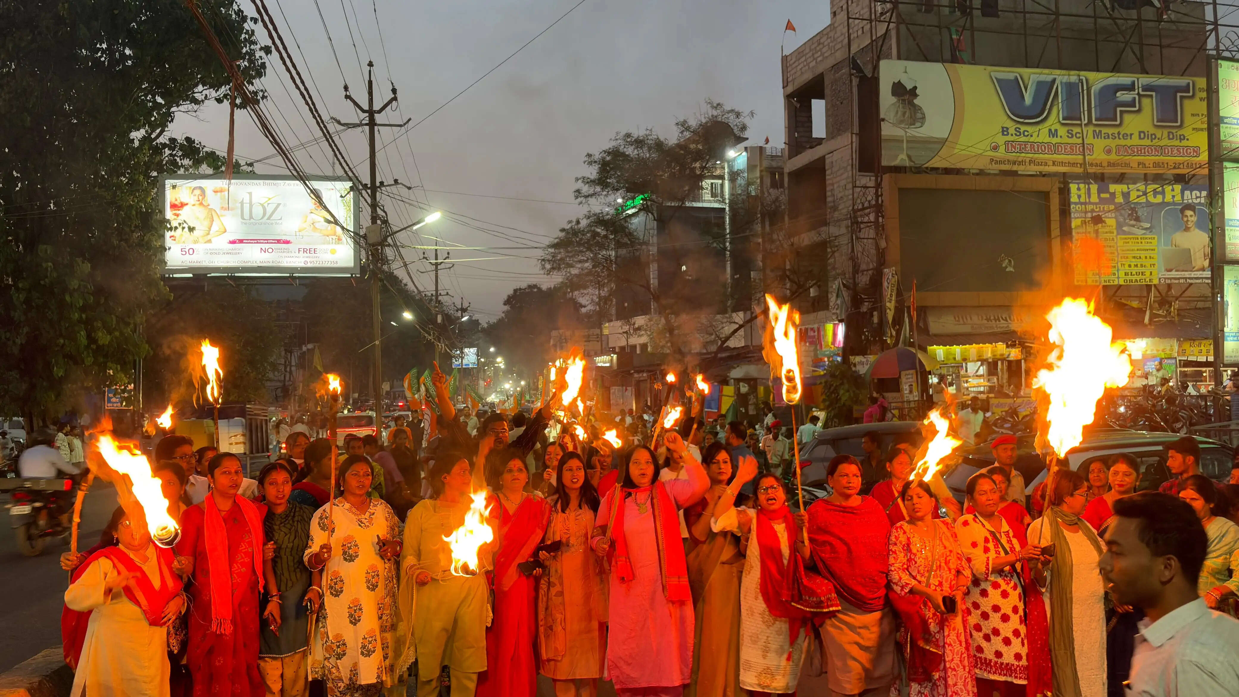 भाजपा महिला मोर्चा ने निकाला मशाल जुलूस