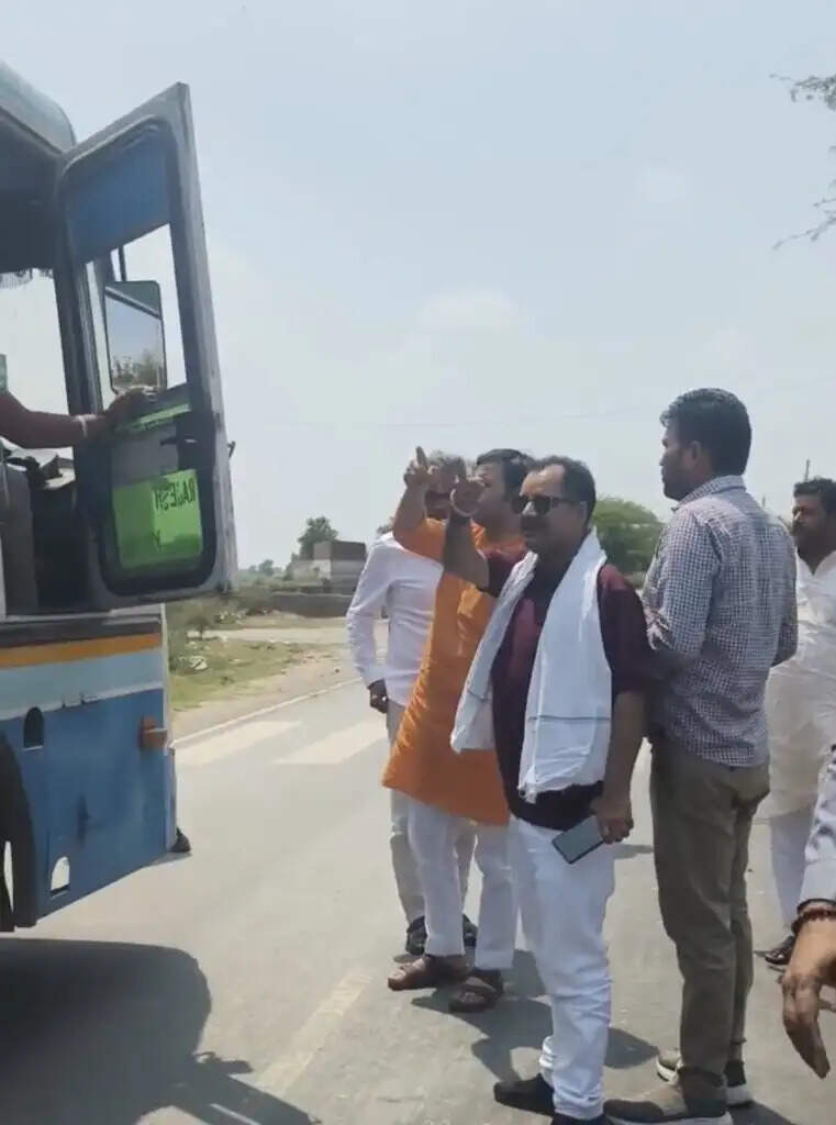 पलवल में बस स्टाप पर नहीं रोकी बस तो खेल मंत्री ने लगाई फटकार,बस वापस भेजी