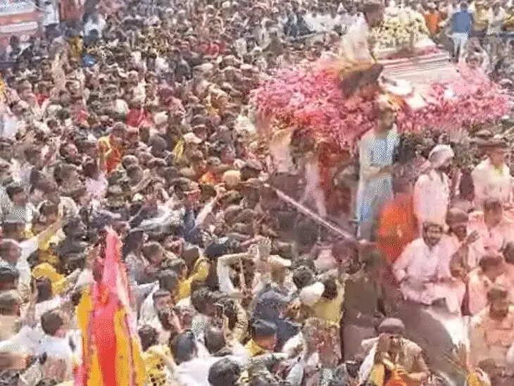 चांदी के रथ पर दर्शन देने निकले खाटू के श्याम, भक्तों पर बरसा आशीर्वाद