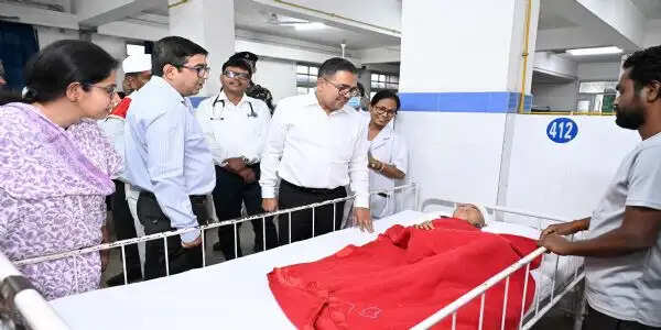 स्कूल बस और हाईवा की टक्कर में दर्जनों बच्चे घायल