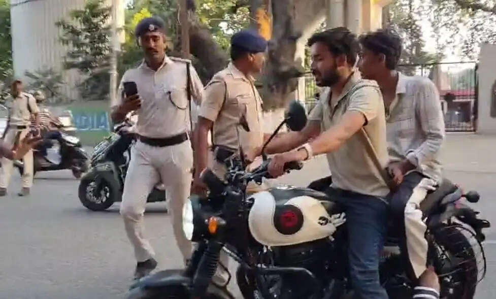 दुर्गा पूजा को लेकर भागलपुर पुलिस अलर्ट: बाइकर्स गैंग पर नकेल कसने के लिए सड़कों पर उतरे यातायात डीएसपी