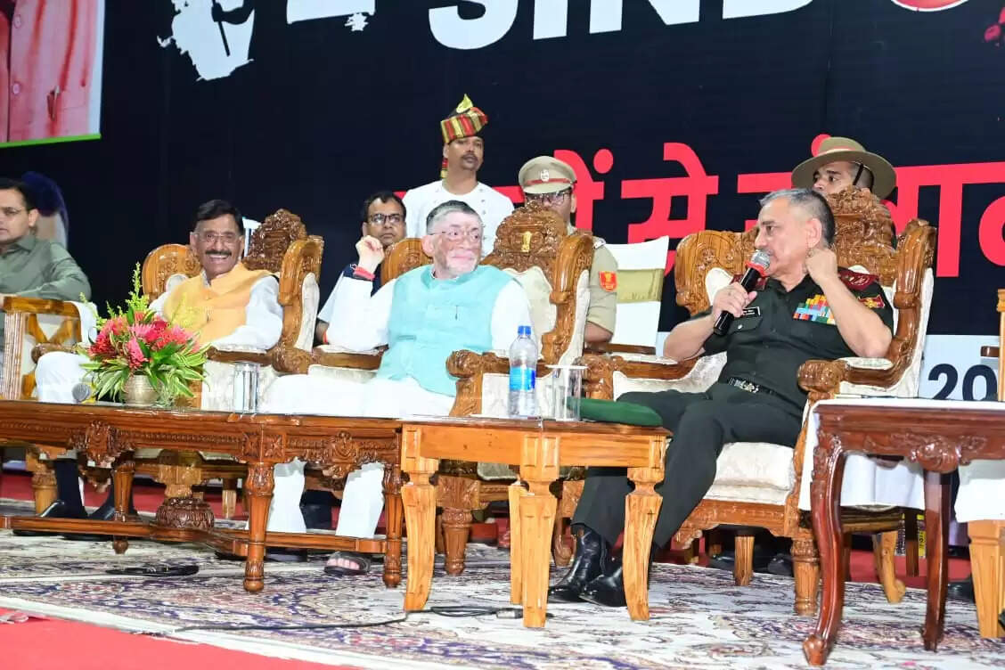 बच्चों से संवाद में बोले राज्यपाल, बनें अच्छे इंसान और सच्चे देशभक्त