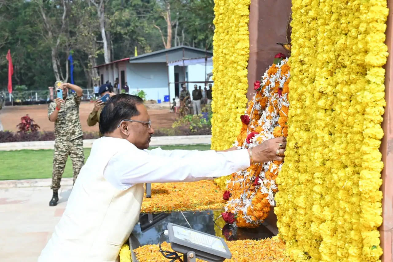 मुख्यमंत्री ने अमर जवान स्मारक में पुष्प अर्पित कर शहीदों को किया नमन