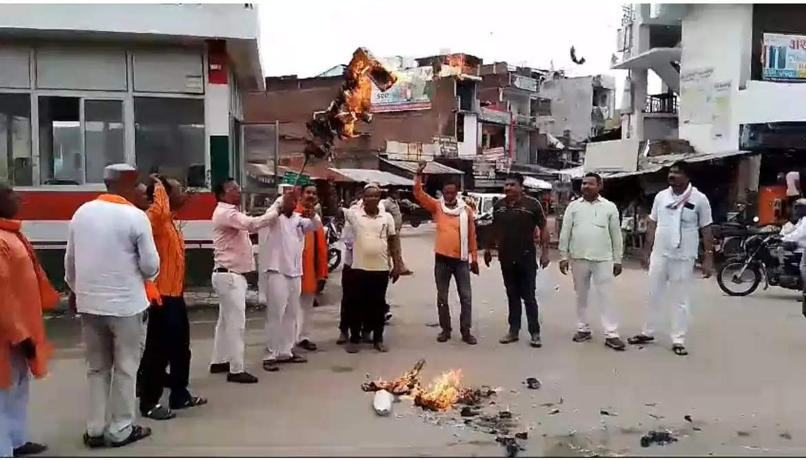 अमेठी में फूंका गया राहुल गांधी का पुतला