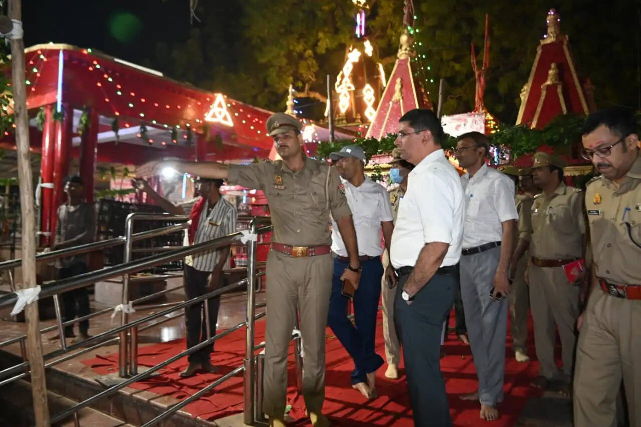 बाबा विश्वनाथ की नगरी में शक्ति आराधना के लिए तैयारी, आधी रात के बाद से शैलपुत्री के दरबार में शुरू होगा दर्शन पूजन