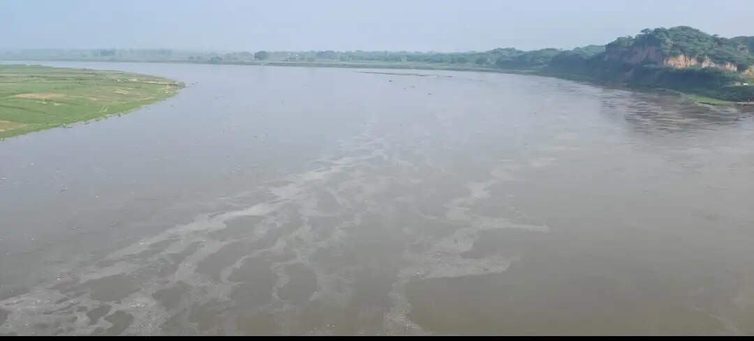 बाढ़ संभावित गांवों में तहसीलदार ने लिया जायजा, ग्रामीणों से सतर्क रहने की अपील