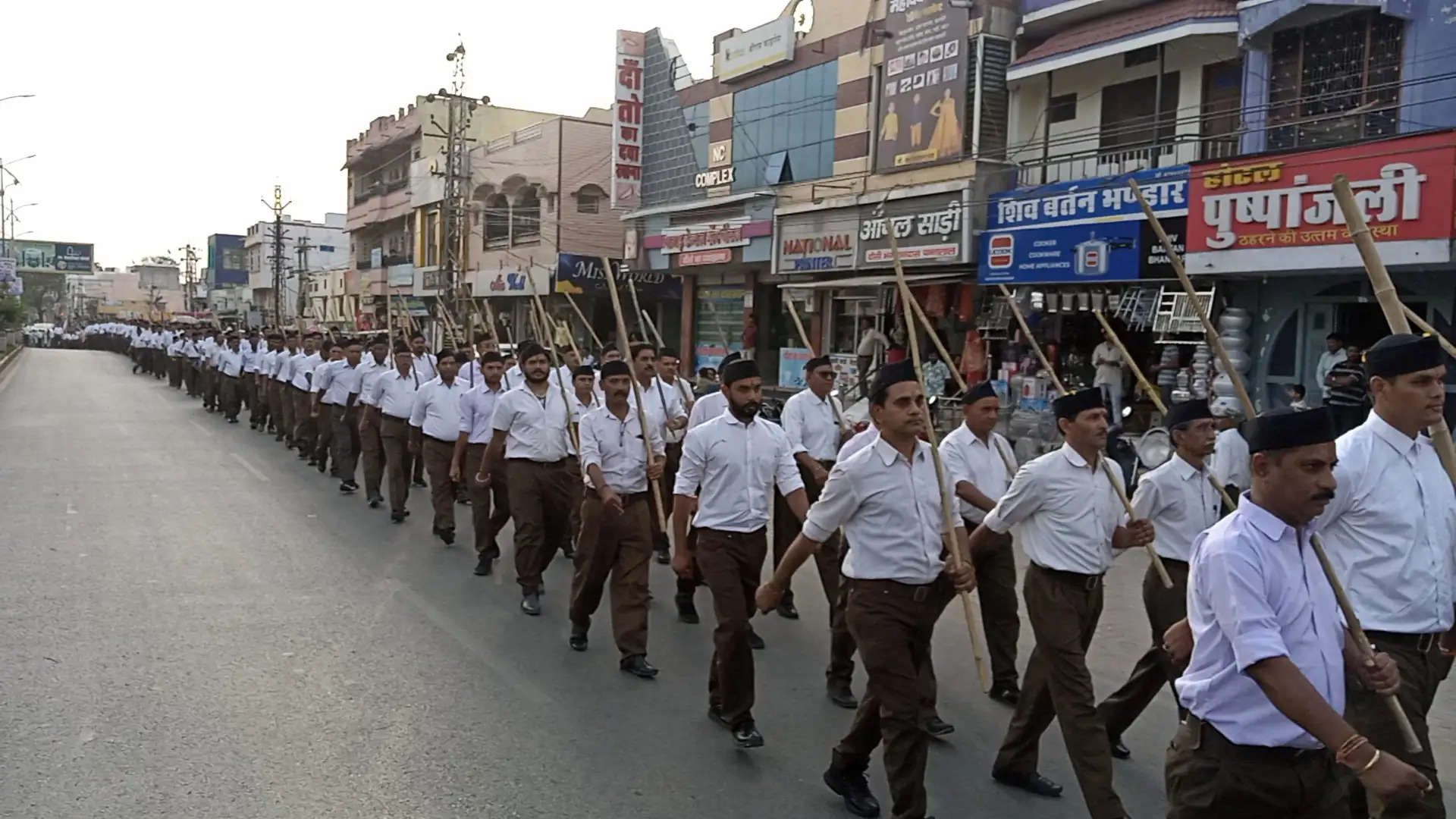 घोष व कदमताल के साथ शहर में निकाला विशाल पथ संचलन, भारत माता के जयकारों से गूंज उठा शहर