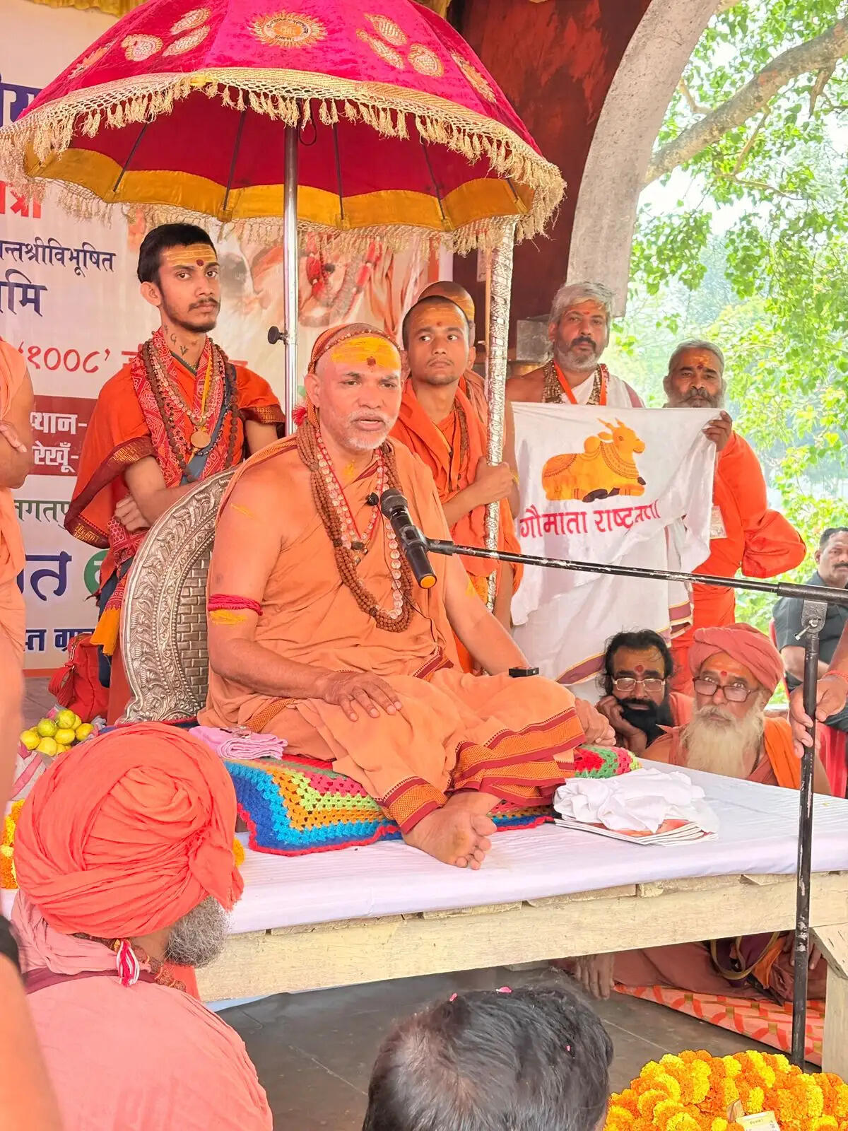 शंकराचार्य स्वामी अविमुक्तेश्वरानंद की गविष्ठी यात्रा काशी पहुंची,सभा में मधुमक्खियों ने हमला बोला