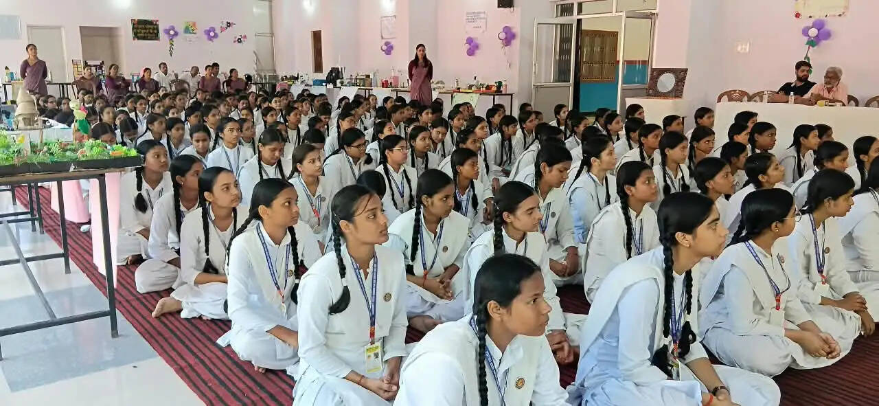विज्ञान प्रदर्शनी में छात्राओं ने दिखाई नवाचार की उड़ान, 27 मॉडलों ने खींचा ध्यान