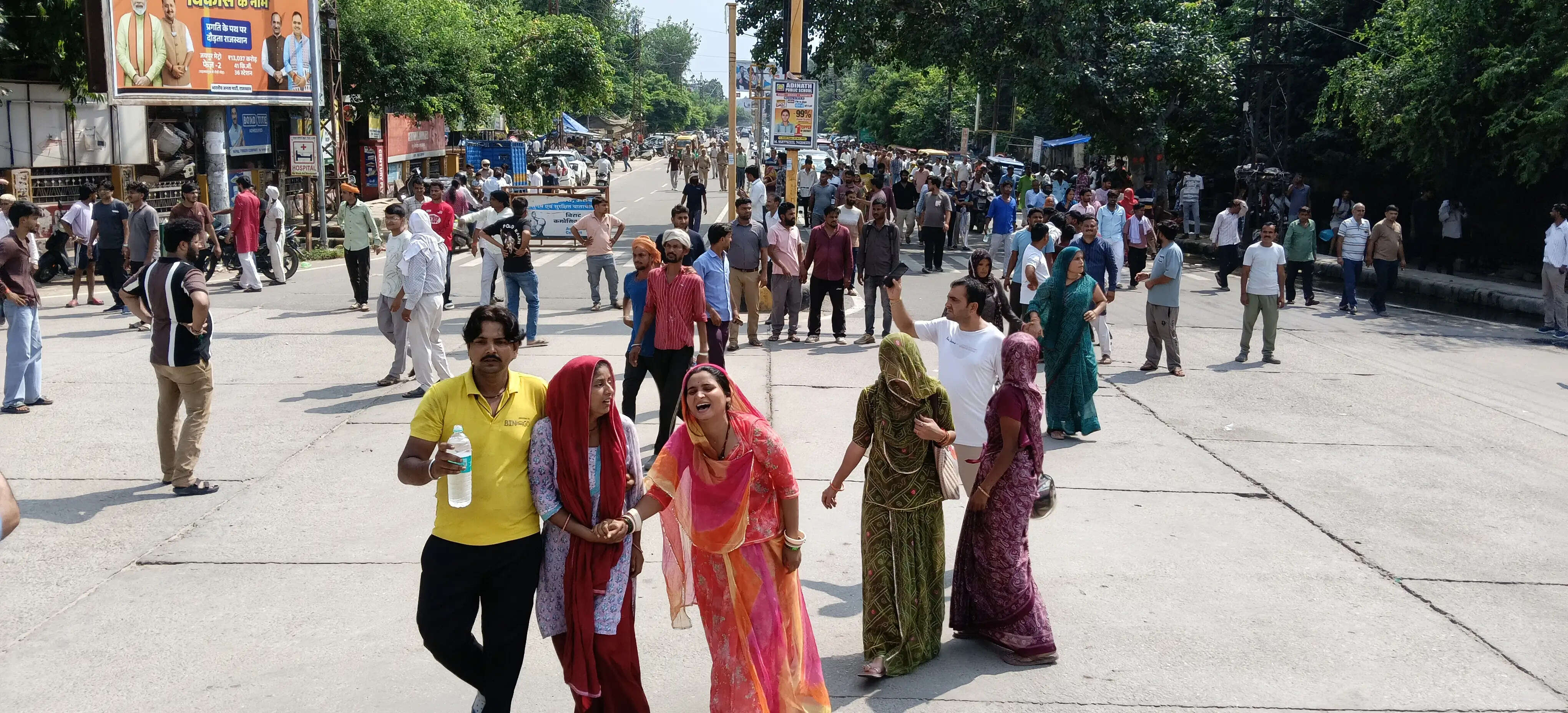 (अपडेट) अलवर में बाइक सवार तीन युवकों की मौत, परिजनों ने हत्या का आरोप लगाया