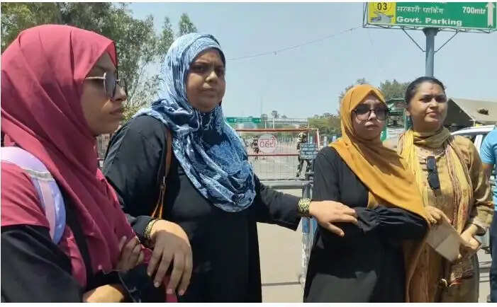 स्वदेश लौटने के लिए अटारी बॉर्डर पर पाकिस्तानी नागरिकों का हंगामा