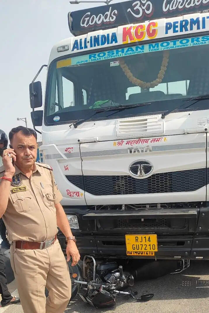 तेज रफ्तार ट्रेलर ने मां-बेटे को कुचला