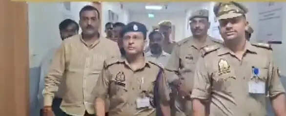 वाराणसी में सीएफओ ने की कोचिंग सेंटरों की जांच, माइक्रोटेक इंस्टिट्यूट में मिली खामी
