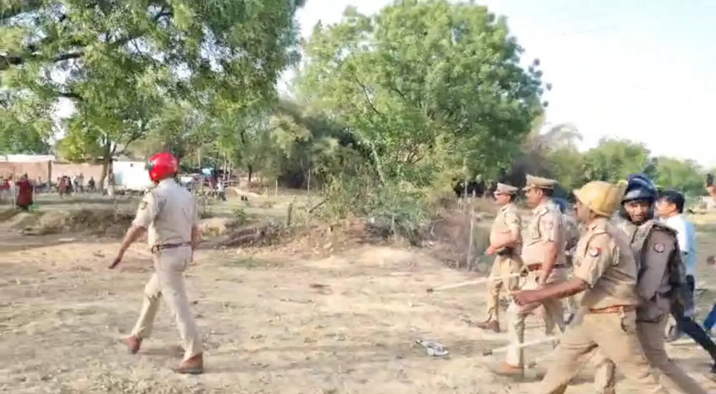 सुरक्षित भूमि पर आंबेडकर प्रतिमा को लेकर बवाल, पथराव के बाद पुलिस ने हटवाया अवैध चबूतरा