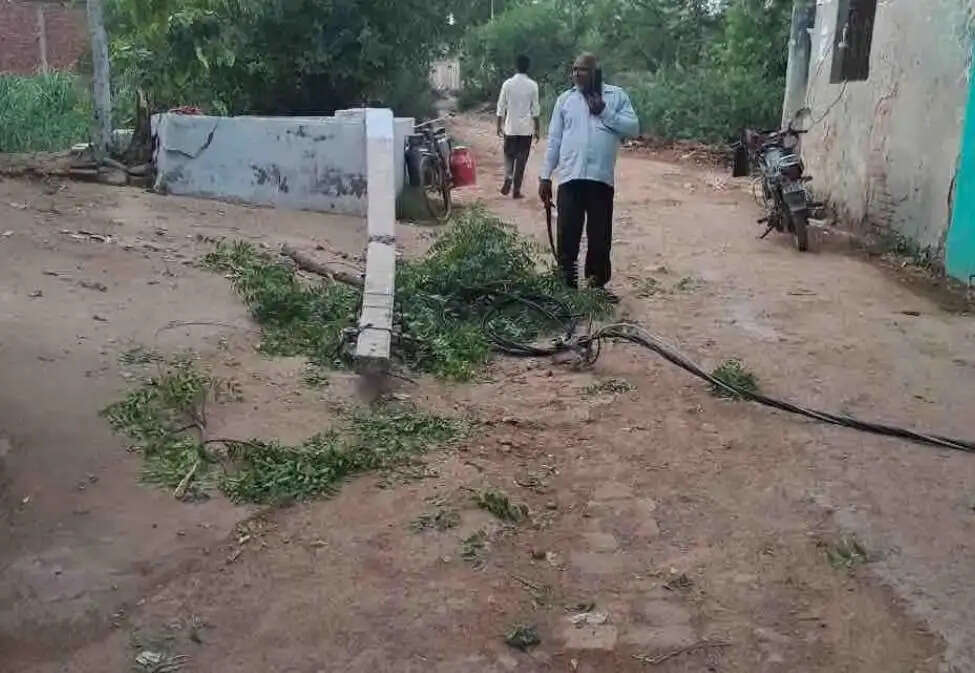 हाथरस में आंधी, बारिश से दर्जनों गांवों की बत्ती गुल, लाेगाें काे हाे रही परेशानी