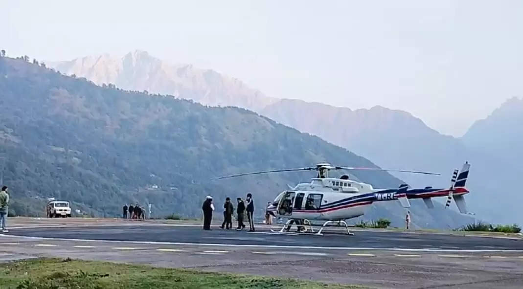 उत्तराखंड के दुर्गम हिमालयी इलाके में फंसे केंद्रीय मुख्य चुनाव आयुक्त राजीव कुमार को लेकर हेलिकॉप्टर दून के लिए रवाना