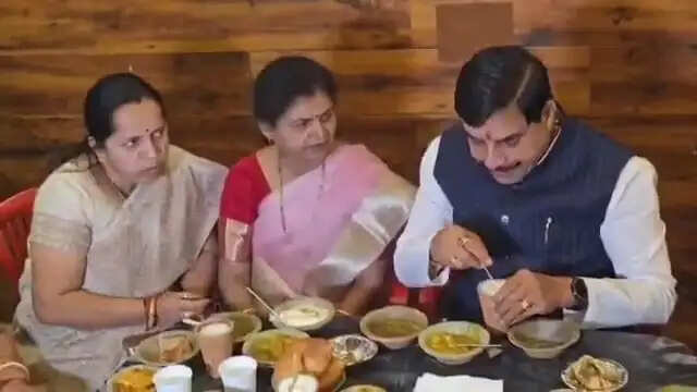 मध्य प्रदेश के मुख्यमंत्री और उनके परिजन बनारसी कचौड़ी-जलेबी के हुए कायल