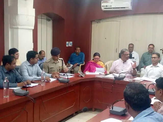 बजट घोषणाओं को प्राथमिकता से पूरा करें संबंधित विभाग : मंत्री गजेन्द्र सिंह खींवसर