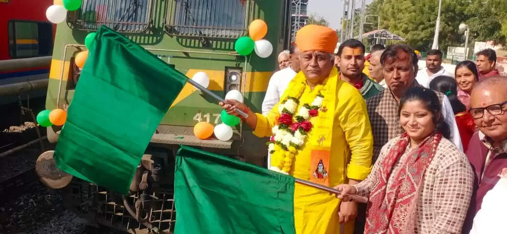 वरिष्ठ नागरिक तीर्थ यात्रा योजना&nbsp;: गंगासागर के लिए रवाना हुए संभाग के 605 वरिष्ठ नागरिक