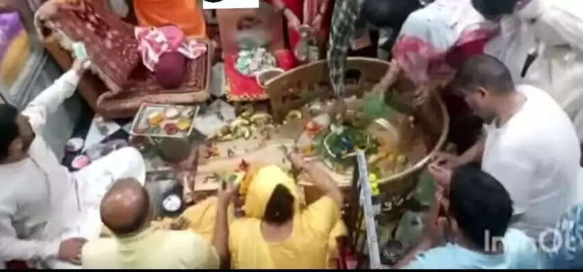 सावन के आखिरी सोमवार पर शिवालयों में उमड़ी भारी भीड़