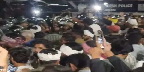 मप्र:&nbsp;मूंग की शत-प्रतिशत खरीदी की मांग पर किसानों का भोपाल कूच, होशंगाबाद रोड पर पुलिस से आमना-सामना