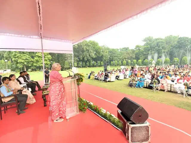 समाज में प्रेरक कार्य करने वाली महिलाओं और दलितों का सम्मान होना चाहिए : आनंदीबेन पटेल