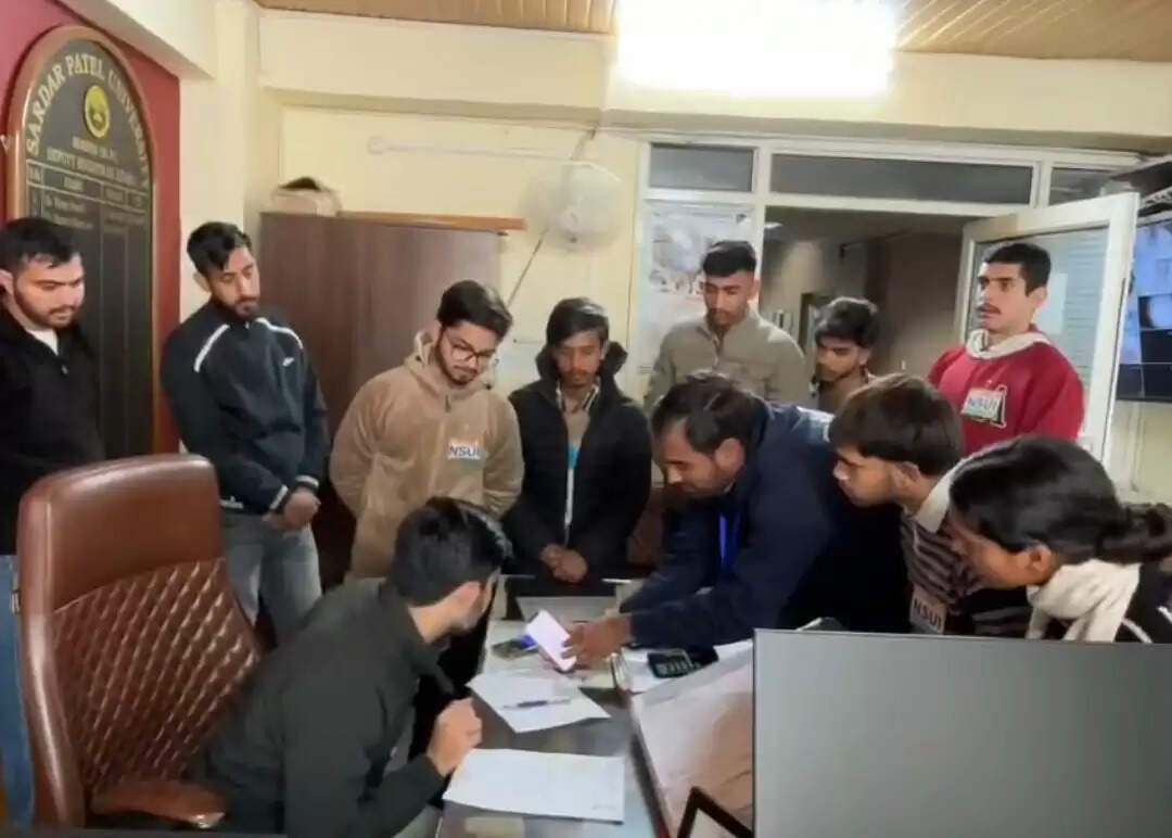 एसपीयू मंडी सप्लीमेंट्री परिणाम में अनियमितताओं को लेकर एनएसयूआई ने सौंपा ज्ञापन