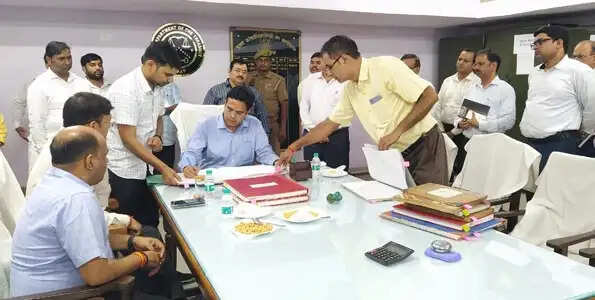 नवागत जिलाधिकारी नवनीत सिंह चहल ने संभाला कार्यभार