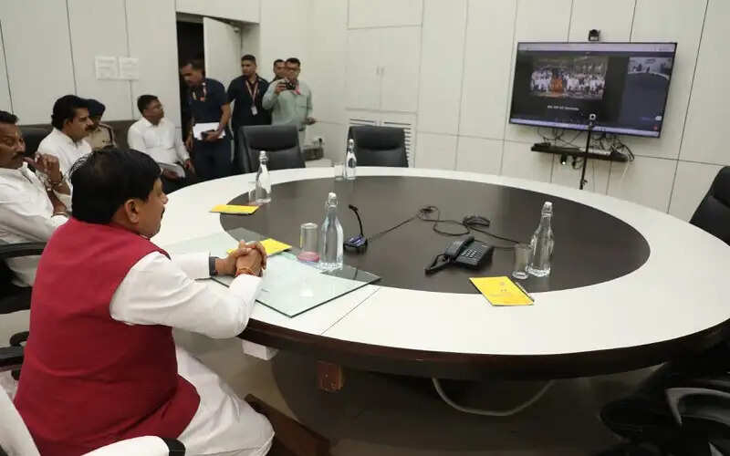 मप्रः विपरीत परिस्थितियों में भी शिक्षा की अलख जगाने वाले 31 शिक्षकों का हुआ सम्मान