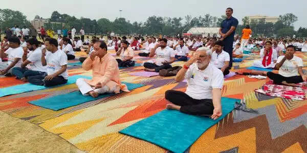 योग दिवस पर आयोजित कार्यक्रम में शामिल हुए कृषि मंत्री