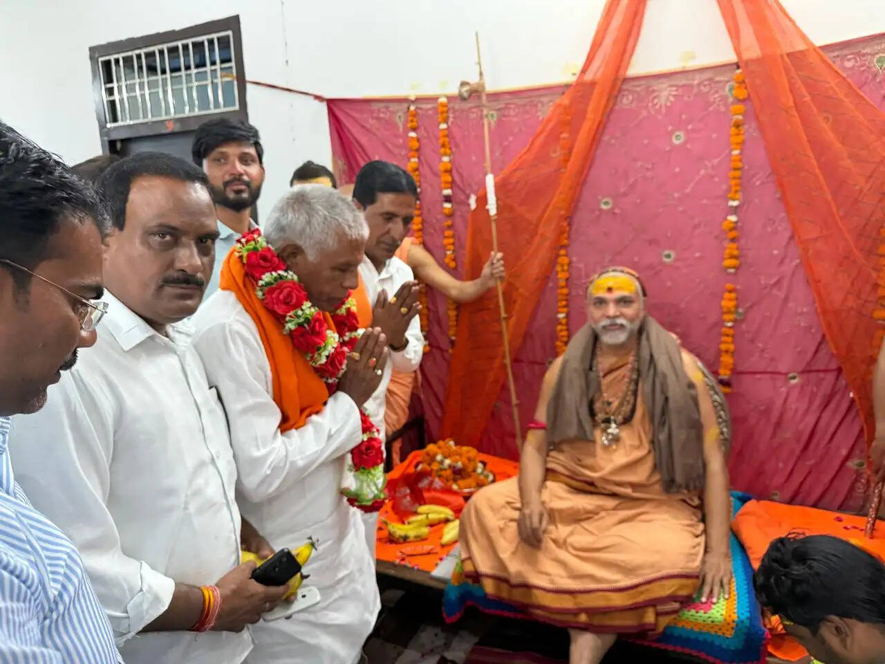 जगतगुरू शंकराचार्य स्वामी अविमुक्तेश्वरानंद से पूर्व राज्यमंत्री ने की भेंट