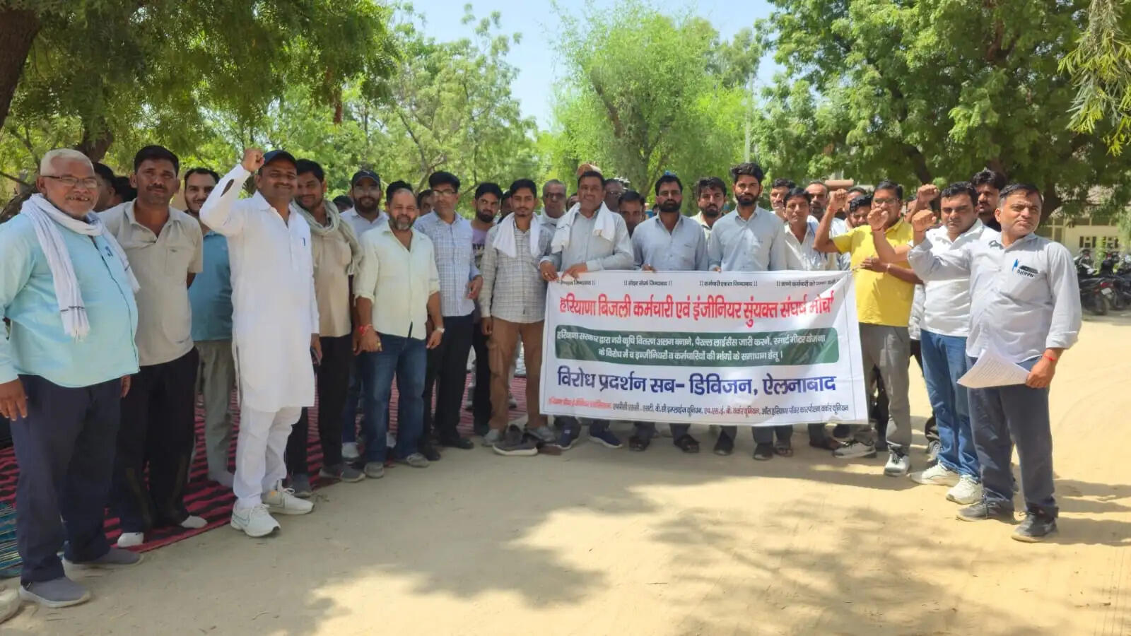 सिरसा: निजी कंपनी को लाइसेंस देने पर भडक़े कर्मचारी, प्रतियां जलाकर किया विरोध