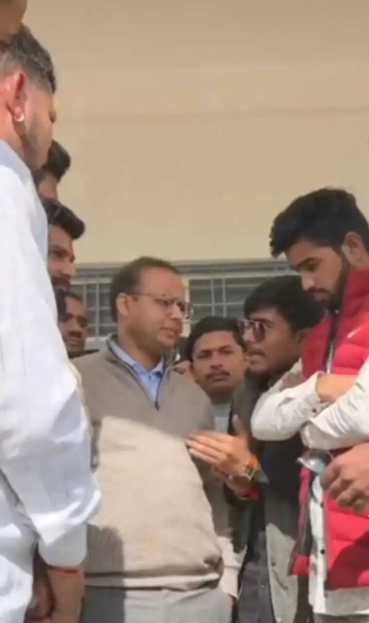 राजगढ़ः एनएसयूआई ने केन्द्रीय मंत्री के स्वागत में छात्राओं को खड़ा रखने का लगाया आरोप, सौंपा ज्ञापन