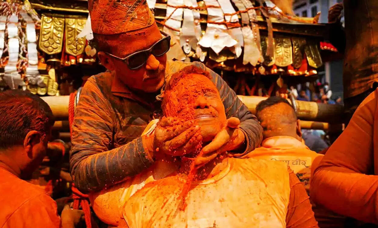 नेपाल के भक्तपुर में नेवार समुदाय ने हर्षोल्लास के साथ मनाया सिंदुर जात्रा