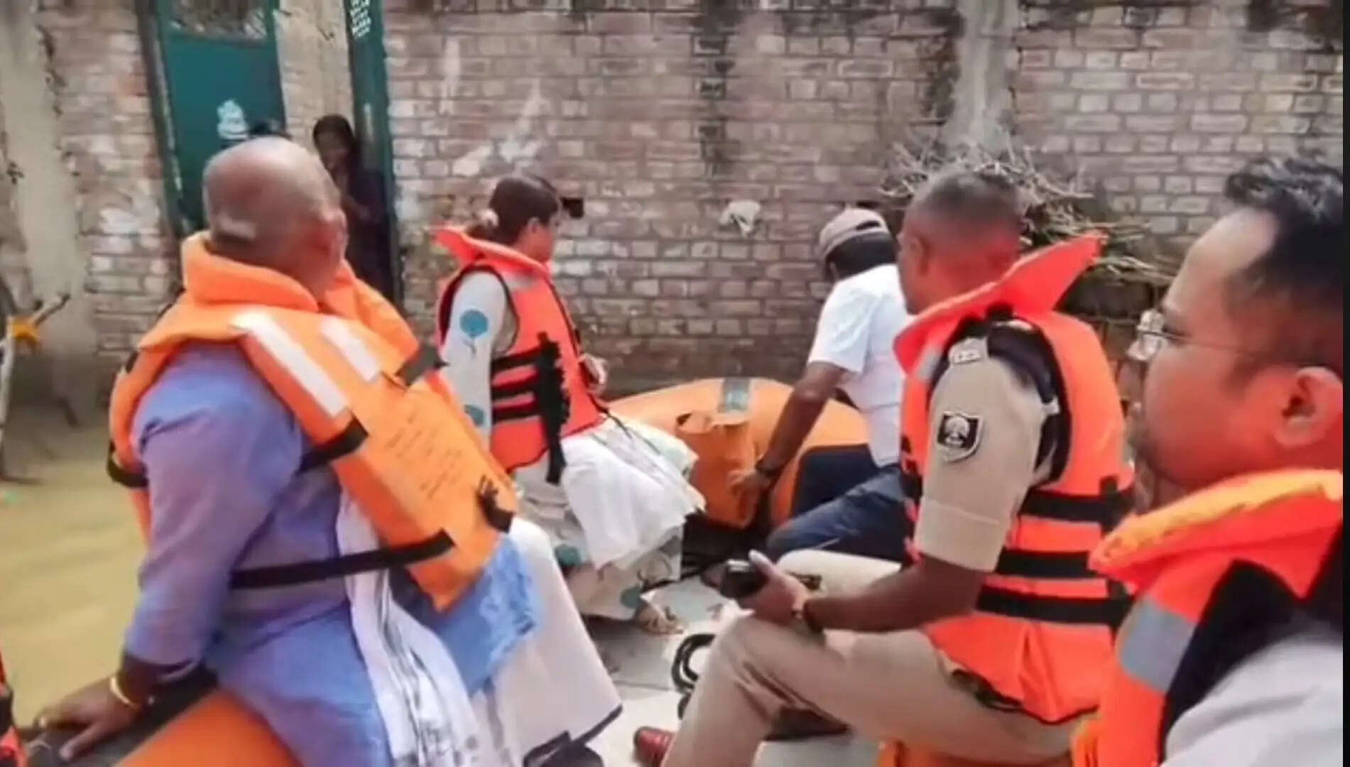 सारण में जिलाधिकारी और एसएसपी ने नाव से किया बाढ़ प्रभावित क्षेत्रों का दौरा