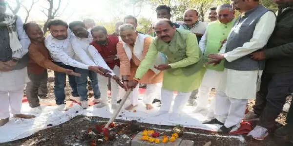 भोपालः मंत्री परमार ने पं. खुशीलाल शर्मा आयुर्वेद संस्थान के फार्मेसी भवन का किया भूमिपूजन