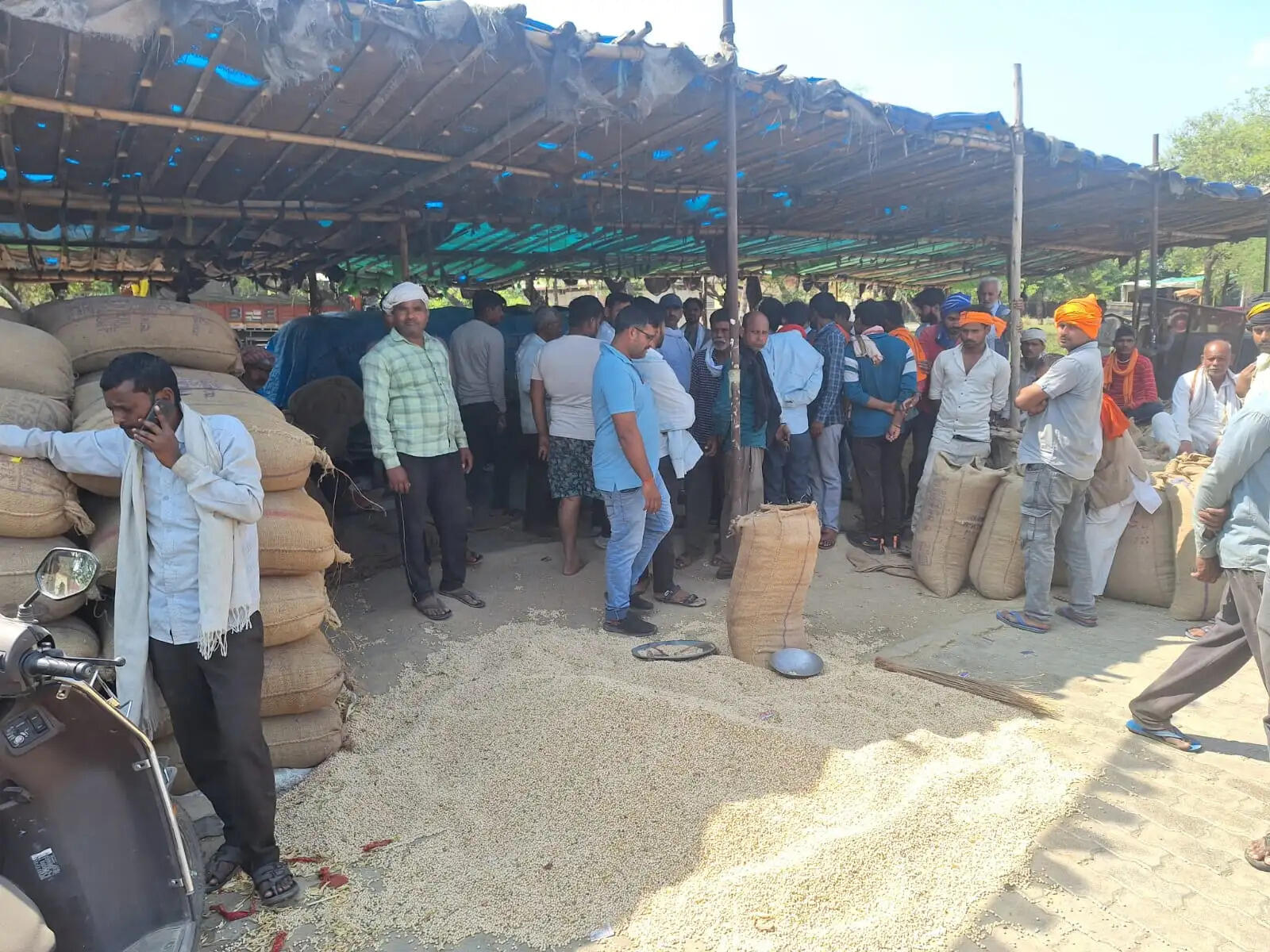 किसान ने पकड़ी घटतौली ताे फरार हुआ व्यापारी, मंडी सचिव ने जब्त किया कांटा बांट