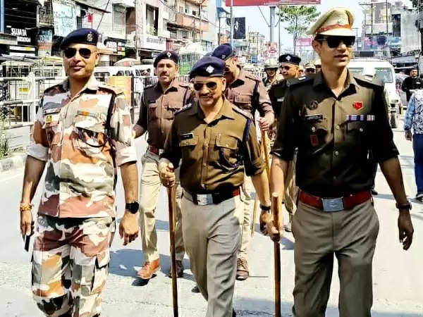 पुलिस व अर्द्धसैनिक बल ने किया फ्लैग मार्च, कराया सुरक्षा का अहसास