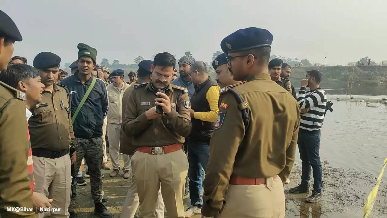बिहार के मुजफ्फरपुर में नदी किनारे से चार शव बरामद