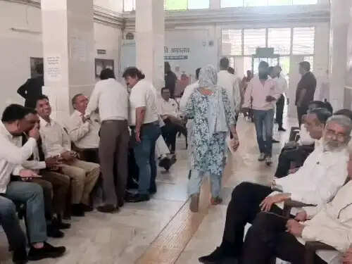 फरीदाबाद : तीसरे दिन भी जारी रही वकीलों की हड़ताल