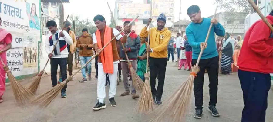 महासमुन्द : पूर्व प्रधानमंत्री वाजपेयी की जयंती पर चलाया स्वच्छता अभियान