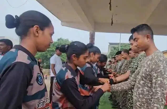 सैन्य प्रशिक्षण शिविर में शामिल युवतियों ने आईटीबीपी के जवानों को बांधी राखी