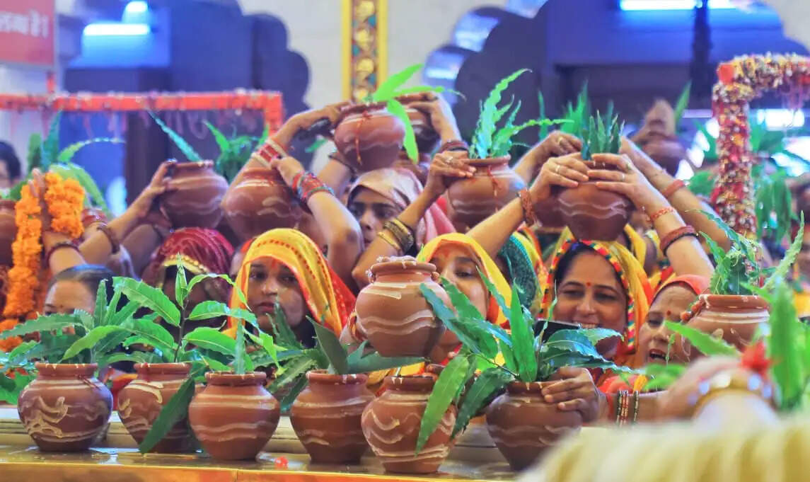 गंगाजल की कलश यात्रा से शुरू हुआ मोती डूंगरी में गणेश जन्मोत्सव