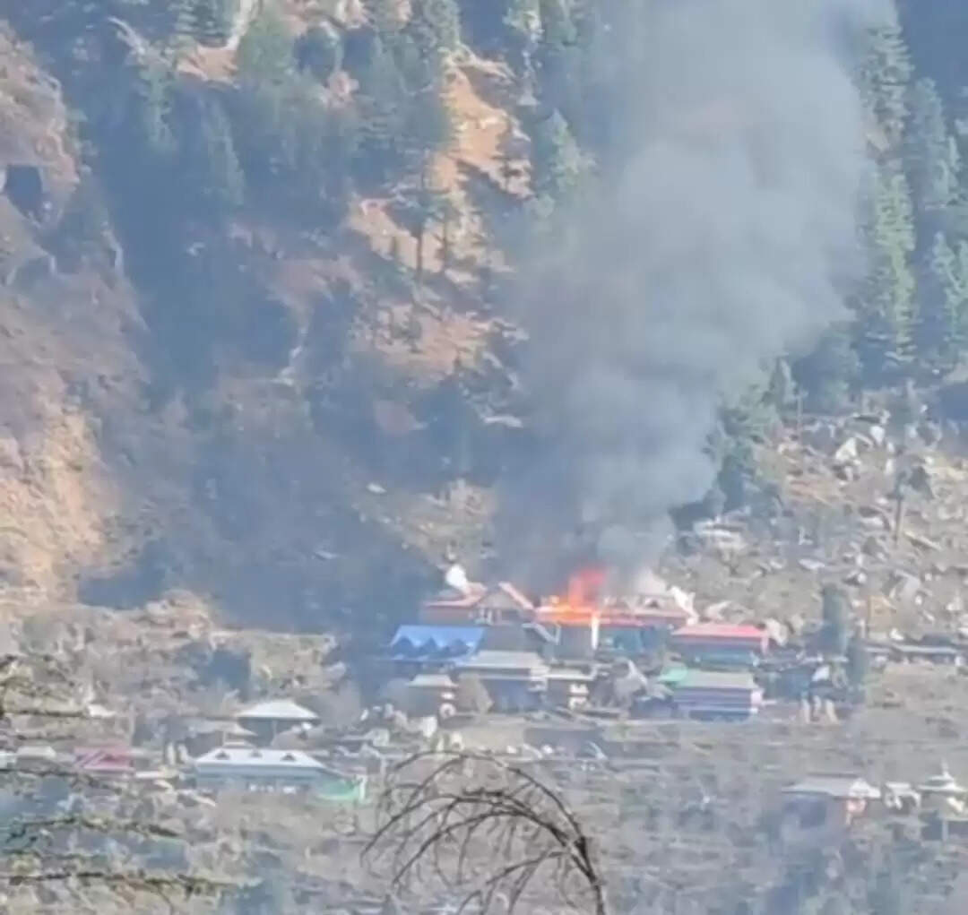 शिमला के कोटखाई में भीषण आग, आठ परिवार बेघर