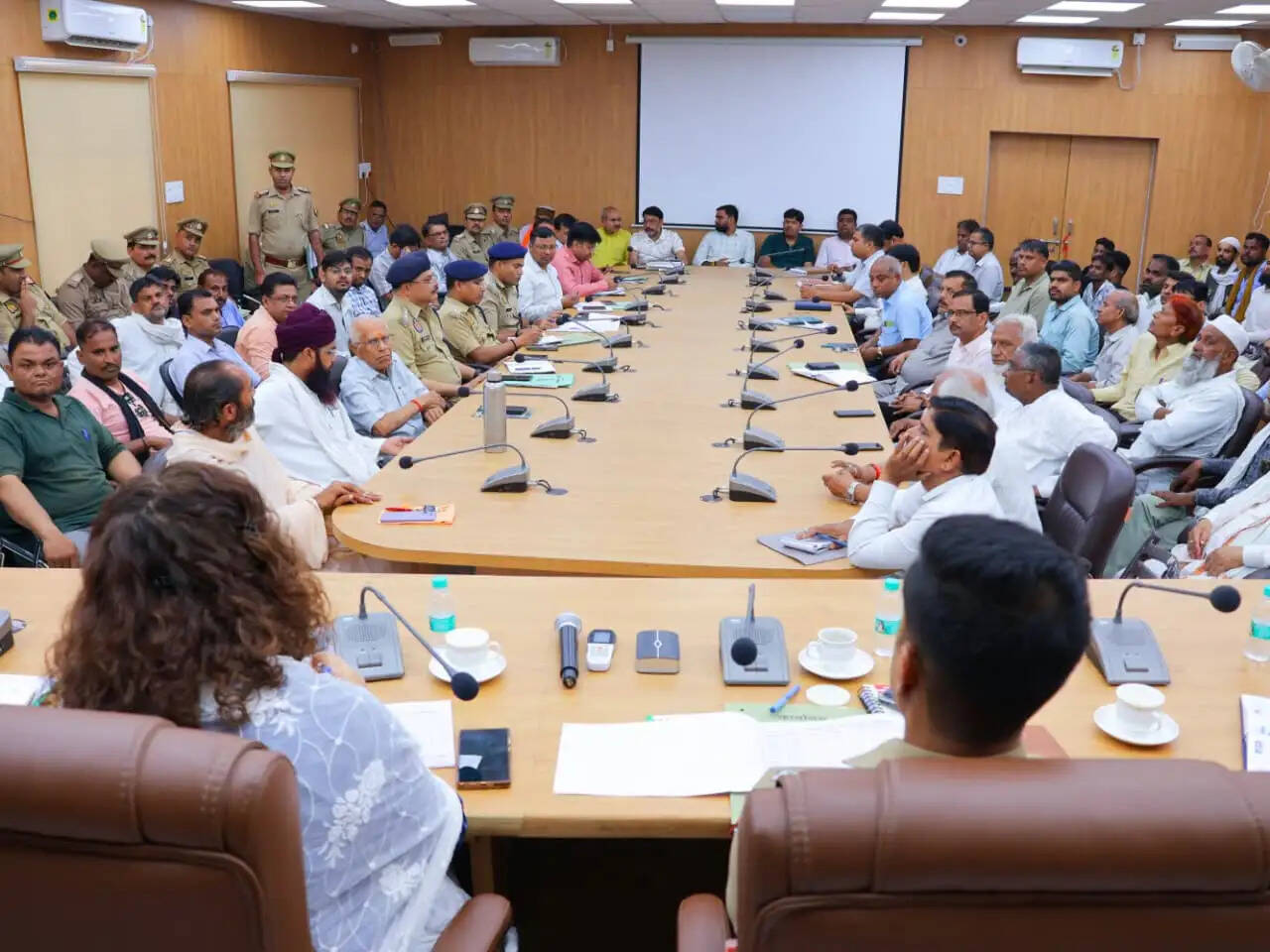 डीएम एसपी ने धर्मगुरुओं और अधिकारियों के साथ की पीस कमेटी की बैठक