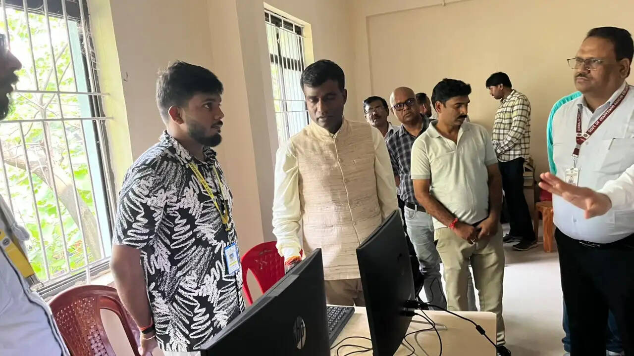 उपायुक्त ने अंचल कार्यालय में डिजिटाइजेशन कैंप का किया निरीक्षण