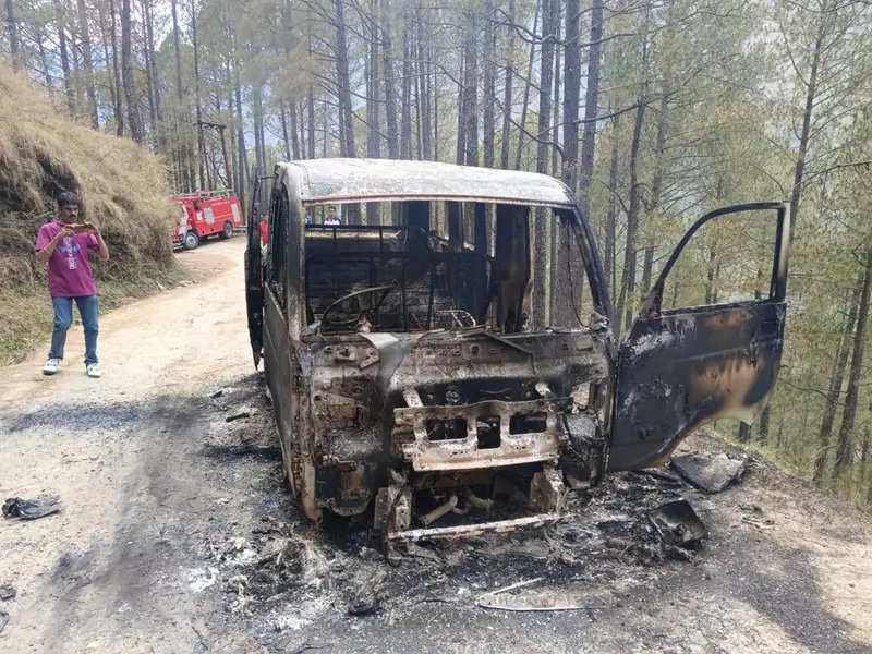 मोरी के नैटवाड़ में धू-धू कर जली स्कूल वैन, सभी बच्चे सुरक्षित